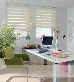 Büro mit zwei Doppelrollos ganz in weiß